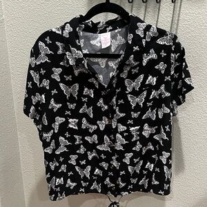 XXL No boundaries blouse black/white butterflies. tie hem